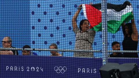 Dos mujeres enseñan la bandera de Palestina durante los Juegos Olímpicos de París .Ahmad Gharabali / AFP