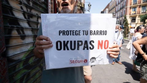 Un hombre sujeta una pancarta el día en el que la plataforma Desokupa desplegó una lona en Atocha contra el presidente del Gobierno, el 3 de julio de 2023 en Madrid. EUROPA PRESS