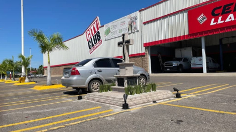 11/11/2024 Memorial para el hijo de 'El Chapo' en medio del aparcamiento del centro comercial 'City Club'.