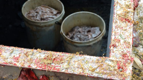 11/11/2024 Botes con la masa grisácea en un laboratorio de fentanilo en Sinaloa, México.