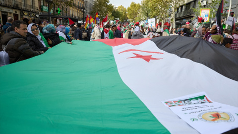 Varias personas sujetan una bandera durante una manifestación en apoyo al Sahara Occidental, desde Atocha a la plaza de Jacinto Benavente, a 11 de noviembre de 2023