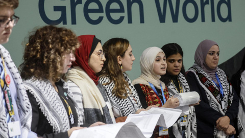 Participantes de la COP29 en un panel sobre el genocidio de Israel en Gaza, a 15 de noviembre de 2024.