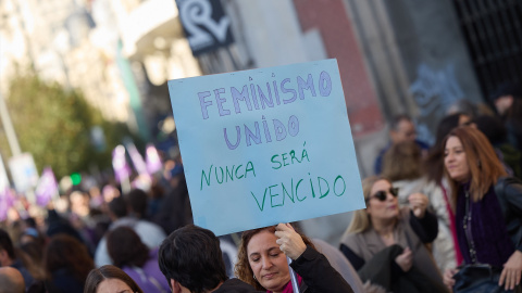 Una mujer sujeta un cartel durante una manifestación por el 25N, a 25 de noviembre de 2023, en Madrid