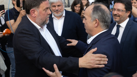 El presidente de ERC, Oriol Junqueras (i) y el secretario general de Junts, Jordi Turull (d), se abrazan tras quedar aprobada la Ley de Amnistía, en el Congreso de los Diputados, a 30 de mayo de 2024