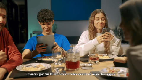 Fotograma de la campaña "Hay más riesgos en Internet que en la vida real"