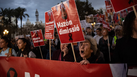 Una mujer un cartel durante una manifestación que recorre las calles de València para exigir la dimisión del presidente de la Generalitat Valenciana, a 9 de noviembre de 2024.