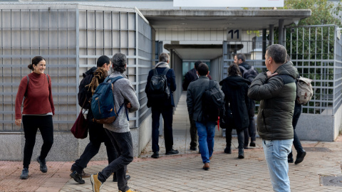 La coordinadora de la plataforma 25-S, Elena Martín, acompañada de los activistas acusados, llegan al Juzgado de lo Penal número 20, a 18 de noviembre de 2024, en Madrid (España). El primer 'Rodea el Congreso' que se convocó en Madrid llega