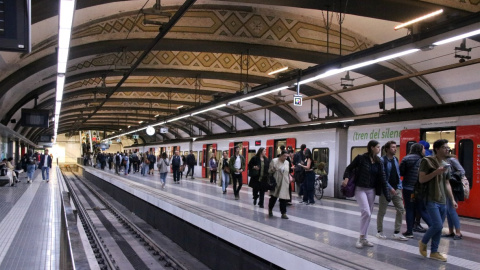 14/05/2024 - L'andana de l'estació de plaça Catalunya de Ferrocarrils de la Generalitat.