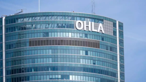 El logo de la constructora OHLA, en lo alto de su sede en la Torre Emperador, en Madrid.