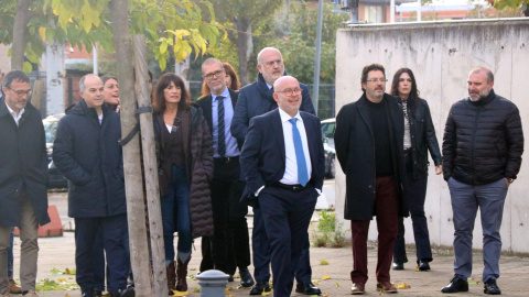 L'advocat Gonzalo Boye, amb la cúpula de Junts, a les portes de l'Audiència Nacional