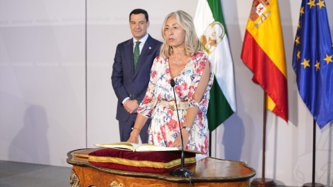 La nueva consejera de Salud y Consumo, Rocío Hernández Soto, durante su toma de posesión. Detrás, el presidente de la Junta, Juan Manuel Moreno Bonilla. Archivo.