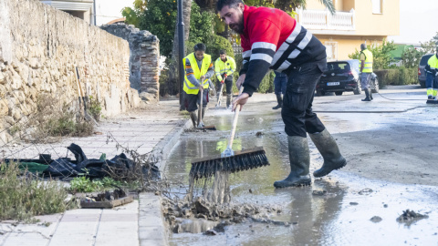 Labores de limpieza en Chauchina (Granada) este lunes 18 de noviembre de 2024.