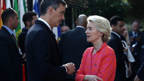 El presidente del Gobierno, Pedro Sánchez y la presidenta de la Comisión Europea, Ursula Von der Leyen, durante la Cumbre del MED9, a 11 de octubre de 2024.