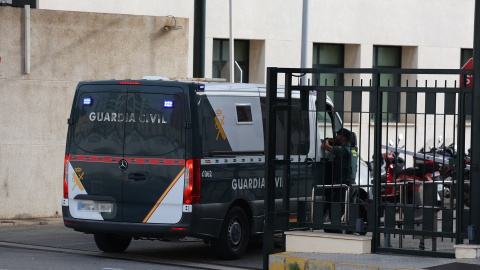 Un furgón llega a la comandancia de Cádiz donde se encuentra el presunto piloto de la narcolancha que acabó con la vida de dos guardias civiles, a 19 de septiembre de 2024.