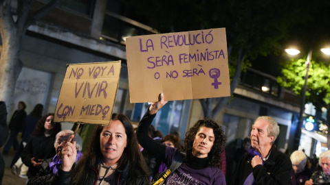 Decenas de mujeres portan carteles, durante una marcha contra la violencia hacia las mujeres, a 25 de noviembre de 2023. Imagen de archivo.