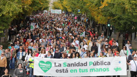 Manifestantes exigen la mejora de la Sanidad Pública en Granada, este domingo.