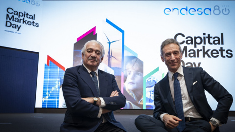 El consejero delegado de Endesa, José Bogas (izda.), con el director general Económico-Financiero, Marco Palermo (dcha.), en la presentación del nuevo plan estratégico 2025-2027.