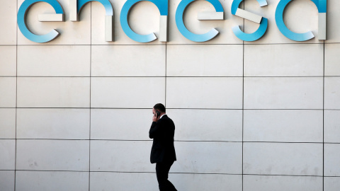 Un hombre pasa junto al logo de la energética Endesa, en su sede en Madrid. REUTERS/Andrea Comas