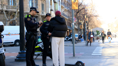 Control de la Guàrdia Urbana de Barcelona per vigilar que els conductors de patinets elèctrics compleixin la normativa, a la rambla de Catalunya