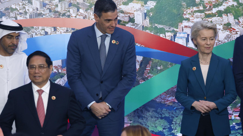 El presidente del Gobierno de España Pedro Sánchez (c) y la presidenta de la Comisión Europea Ursula von der Leyen (d), participan en la fotografía oficial al cierre del segundo día de la Cumbre de jefes de Estado del G20, este martes en Rí