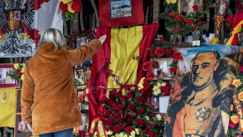 Una mujer realiza el saludo fascista ante el panteón de la familia Franco, en el cementerio de Mingorrubio, en 2021