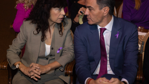 La ministra de Igualdad, Ana Redondo y el presidente del Gobierno, Pedro Sánchez, durante un acto con motivo del Día Internacional para la Eliminación de la Violencia contra las Mujeres, en el Teatro Pavón, a 25 de noviembre de 2024, en Mad