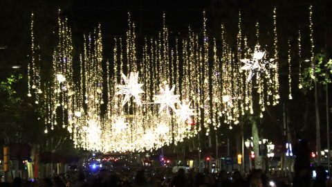 MIlers de persones assisteixen a la inauguració de l'enllumenat de Nadal al passeig de Grácia de Barcelona, l'any passat