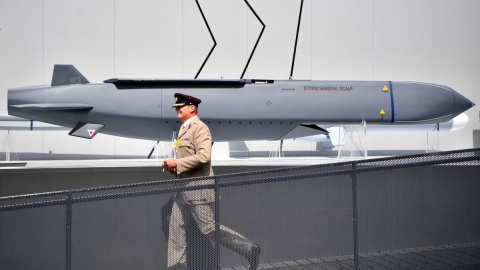 Un miembro del Ejército británico pasa junto a un misil Storm Shadow en el Salón Aeronáutico de Farnborough, al suroeste de Londres, el 17 de julio de 2018.