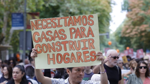 Varias personas durante una manifestación para denunciar el precio de los alquileres, a 13 de octubre de 2024, en Madrid.