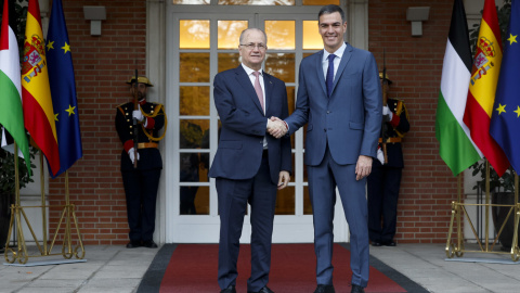 El presidente del Gobierno, Pedro Sánchez (d), saluda al primer ministro palestino y titular de Asuntos Exteriores, Muhamad Mustafa, este jueves en el Palacio de la Moncloa.