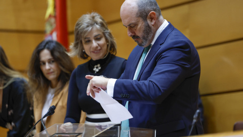 El presidente del Senado, Pedro Rollán, durante el recuento de votos de los cuatro candidatos del PP al Consejo de Administración de RTVE, a 21 de noviembre de 2024.