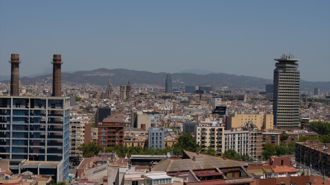 Varios edificios de viviendas vistos desde el mirador del Poble Sec, a 17 de mayo de 2023, en Barcelona, Cataluña (España).