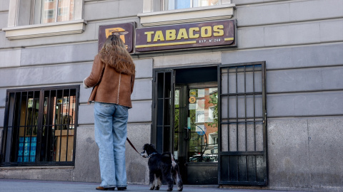 Fachada de un estanco, a 18 de abril de 2024, en Madrid (España).