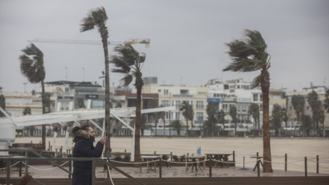 Foto de archivo de la playa de la Malvarrosa, en València, durante un temporal de viento