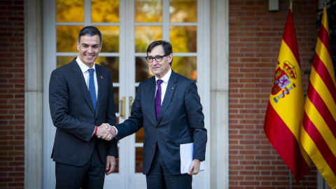 El president del govern espanyol, Pedro Sánchez, i el president de la Generalitat de Catalunya, Salvador Illa, aquest divendres al palau de la Moncloa