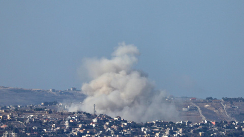 El humo se eleva como resultado de un ataque aéreo israelí en la aldea de Al-Khiam, en el sur del Líbano, visto desde el lado israelí de la frontera, en el norte de Israel, el 22 de noviembre de 2024, en medio de hostilidades transfronteriz