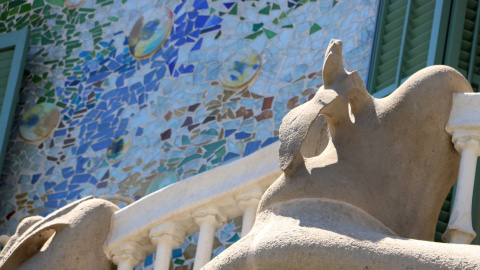 Detall de balcons i trencadís a la façana restaurada de la Casa Batlló