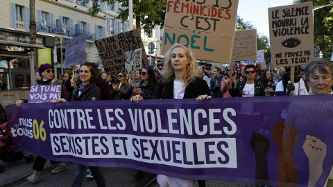 Mujeres sostienen una pancarta con el mensaje 'Contra la violencia sexista y sexual', durante la manifestación por el Día Mundial contra la Violencia hacia las Mujeres, en Niza (Francia), el 23 de noviembre de 2024.