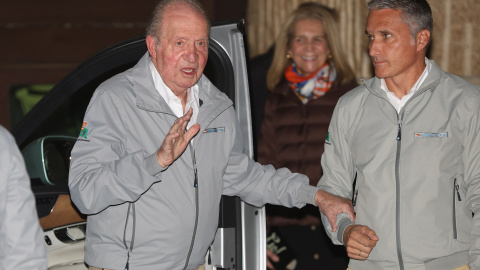 El Rey Juan Carlos (i) se dirige a los medios de comunicación, en el Real Club Náutico de Sanxenxo, a 25 de noviembre de 2023, en Sanxenxo, Pontevedra, Galicia (España). El Rey Juan Carlos llegó el pasado lunes 20 de noviembre a Sanxenxo (P