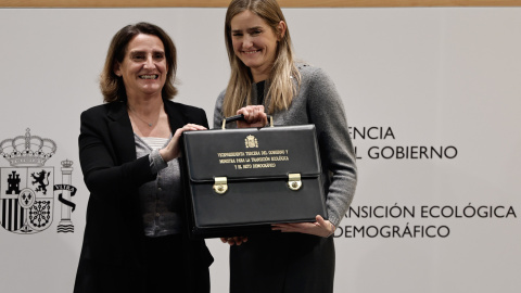 La nueva vicepresidenta tercera y ministra Transición Ecológica y Reto Demográfico, Sara Aagesen (d) recibe la cartera de su cargo de manos de su predecesora de Teresa Ribera (i) durante el acto de toma de posesión en el Ministerio de Trans