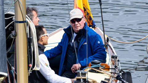 El rey emérito Juan Carlos I sale a navegar, en el puerto deportivo de Sanxenxo, a 15 de marzo de 2024, en Sanxenxo, Pontevedra.