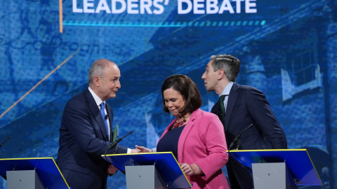 Los líderes de las tres formaciones irlandesas. De izquierda a derecha: Micheal Martin, de centro-derecha; Mary Lou McDonald, del Sin Féin; y Simon Harris, de centro-izquierda.