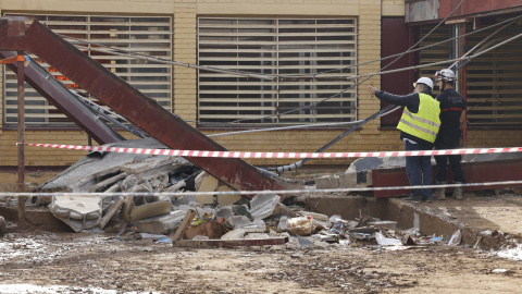 Bomberos en la zona que ha colapsado en el CEIP Lluís Vives de Massanassa, donde ha fallecido un operario.