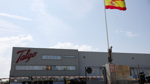 Una bandera de España, en la entrada de la planta del fabricante de ferrocarriles Talgo en Las Rozas (Madrid). REUTERS/Violeta Santos Moura