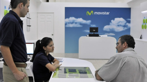 Un cliente es atendido en una tienda de la compañía Movistar, en una imagen de archivo. EFE/Jeffrey Arguedas