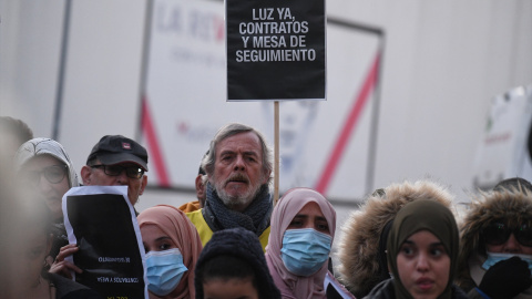 Imagen de archivo de varias personas que se manifiestan para pedir que el suministro eléctrico vuelva a la Cañada Real frente a la Asamblea de Madrid, a 15 de diciembre de 2022.