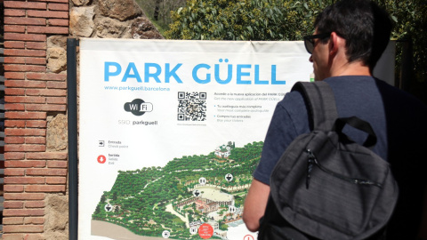 04/2024 - Un turista davant del Park Güell.