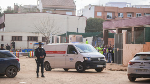 Varios vehículos frente al colegio que sufrió un derrumbe en Massanassa (València).