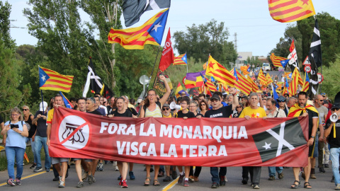 La manifestació abans de dividir-se sortint de Caldes cap a l'hotel on es feia l'acte amb el rei