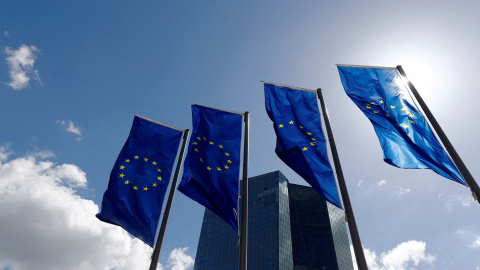 Banderas de la UE delante del edificio donde tiene su sede el Banco Central Europeo (BCE) en Fráncfort. REUTERS/Kai Pfaffenbach